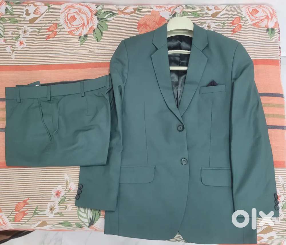 Light green tailor stitch Suit.( New,used only once)..My fitting issue
