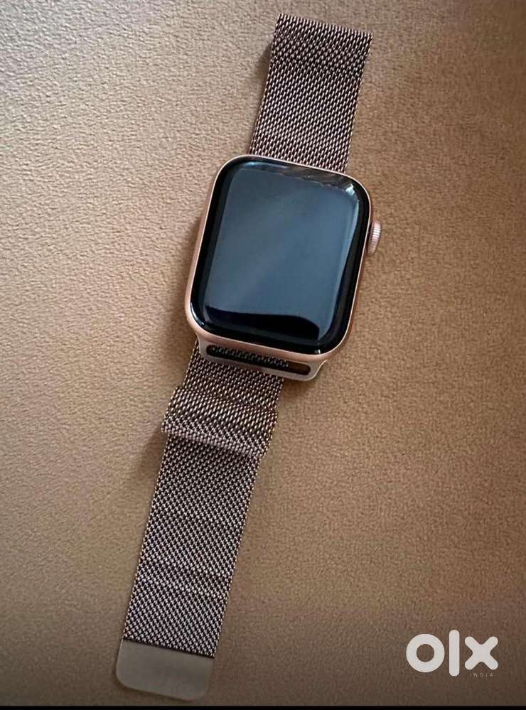 Apple Watch Series 4 40 mm gold aluminium  with Milanese loop strap