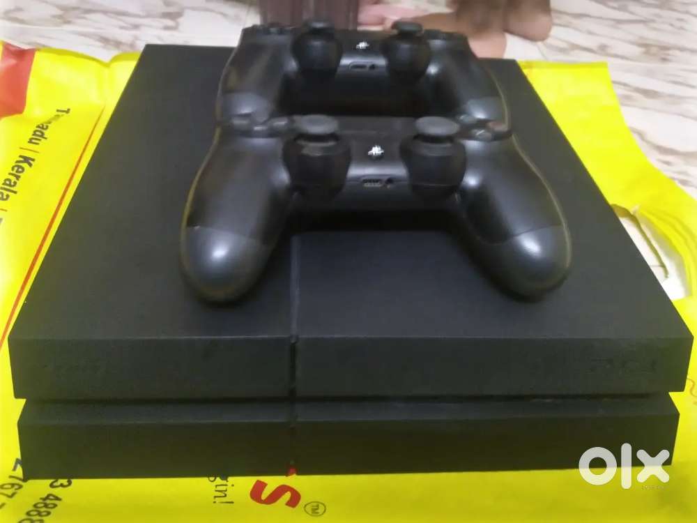 PS4 1TB 6 GAMES AND 2 GAME CONSOLES