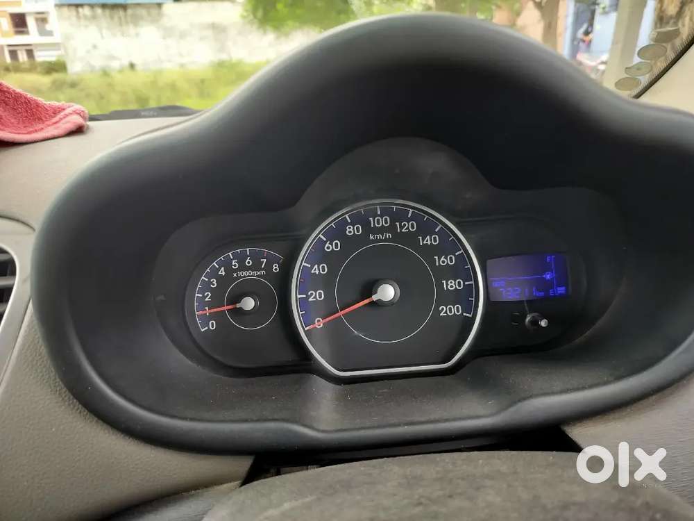 2012 मॉडल हुंडई i 10 कड़क गाड़ी है