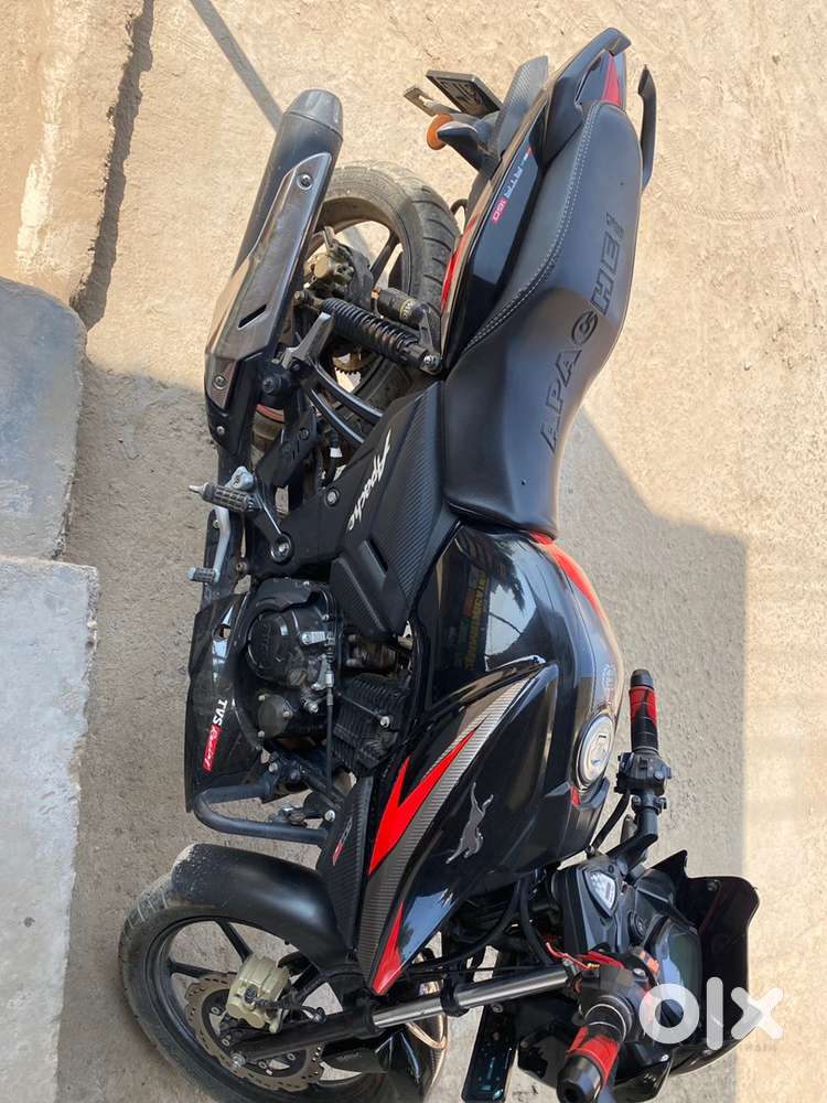 A Apache RTR 160 double disc Bluetooth model top variant