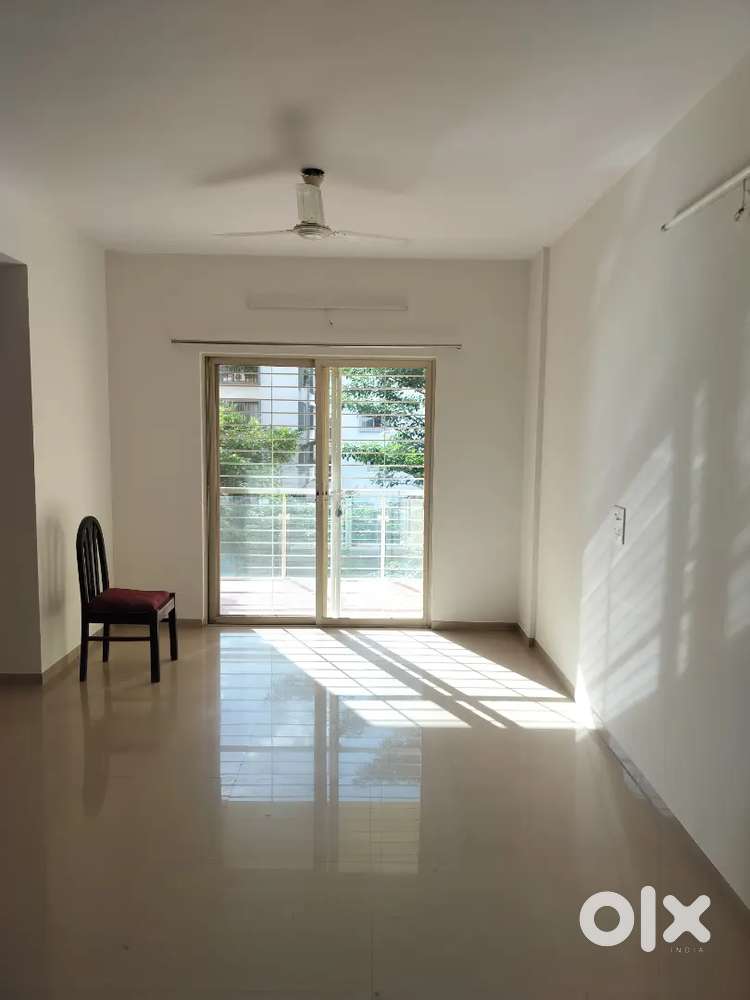 Kingsize 2bhk with 4 balconies flat to sell