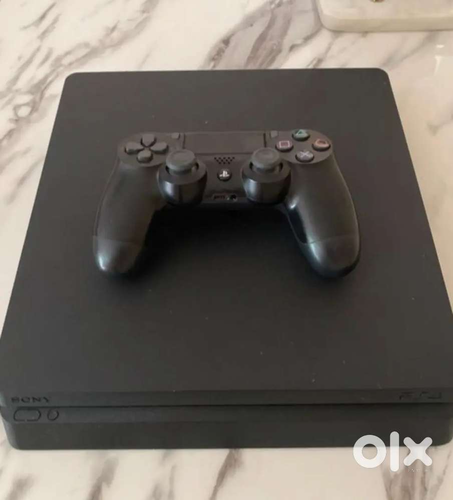 PS4 slim 1TB new condition box pack 2 games