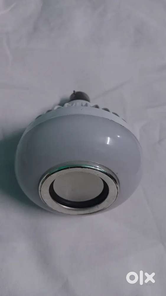 Bluetooth LED Light Bulb with Built-in Speaker – Perfect Condition