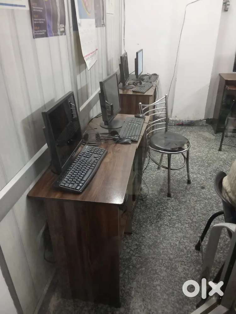 Complete computer set table also
