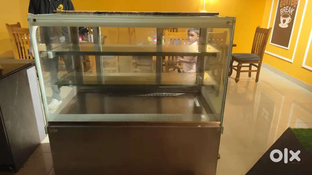 Bakery Display showcase 4ft with cooling.