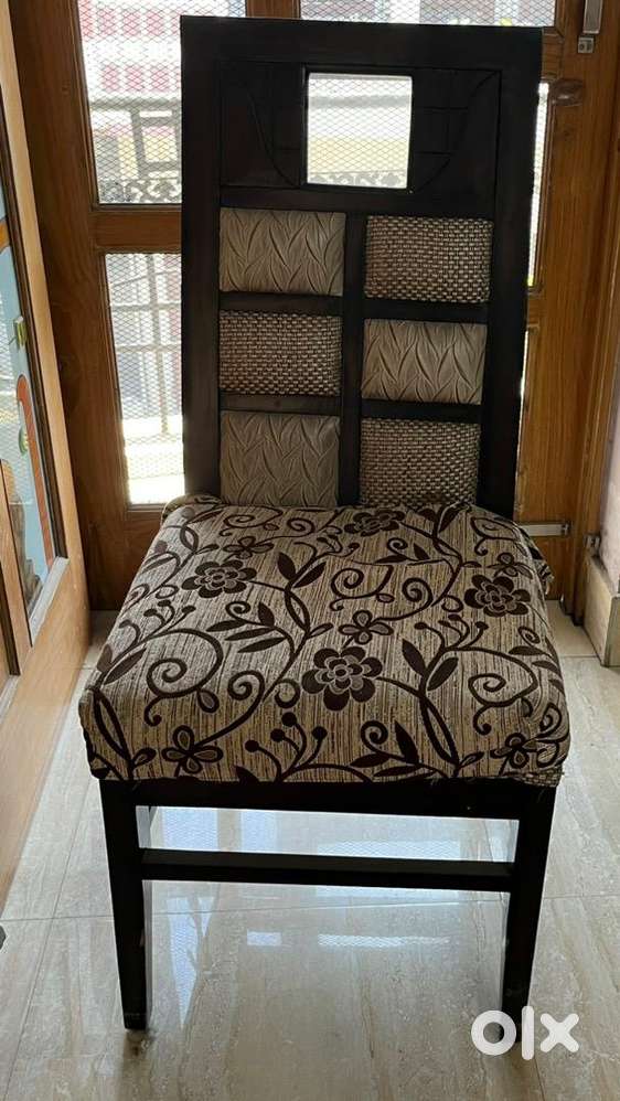 Dining Table , capacity of 6 people