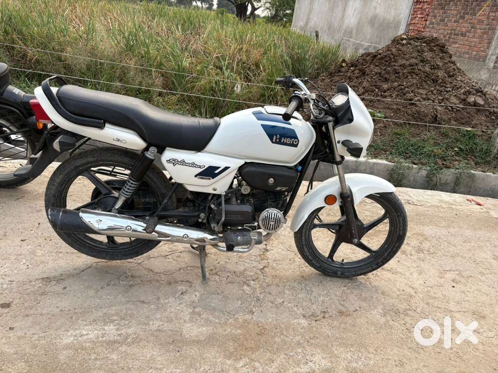 Hero splender plus white 2022 August bike 40000 runnig bramd new bike