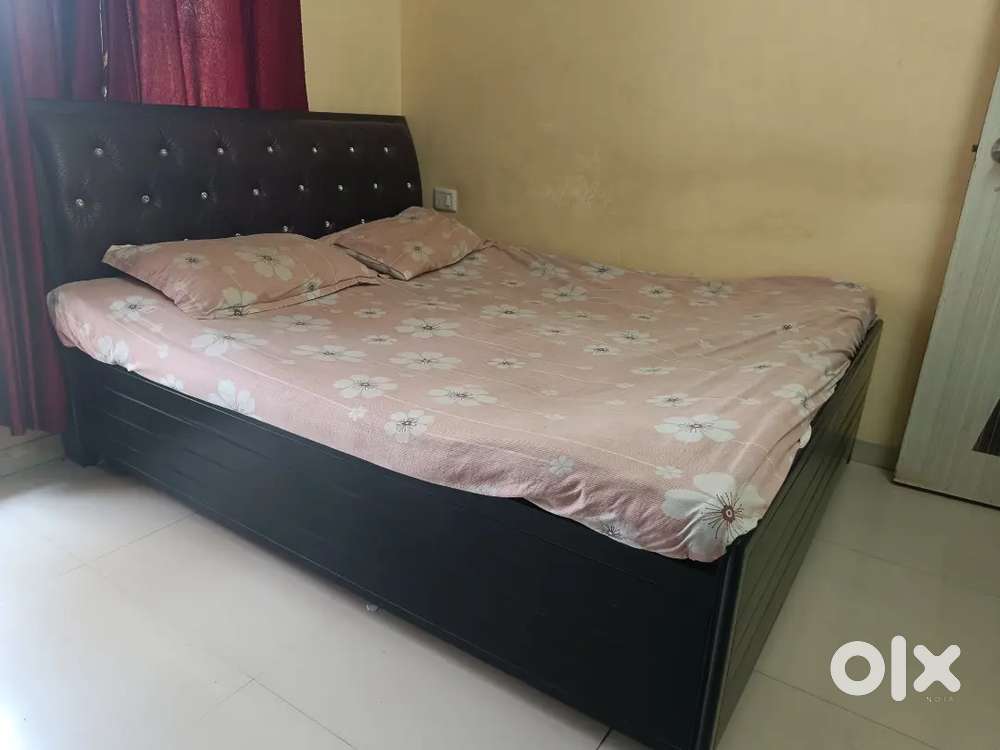Urgent: 2 Beds for Sale with Hydraulic and Storage