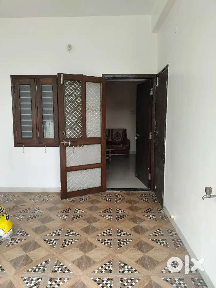 Jain and shiv mandir ke pass aur garden ke samne