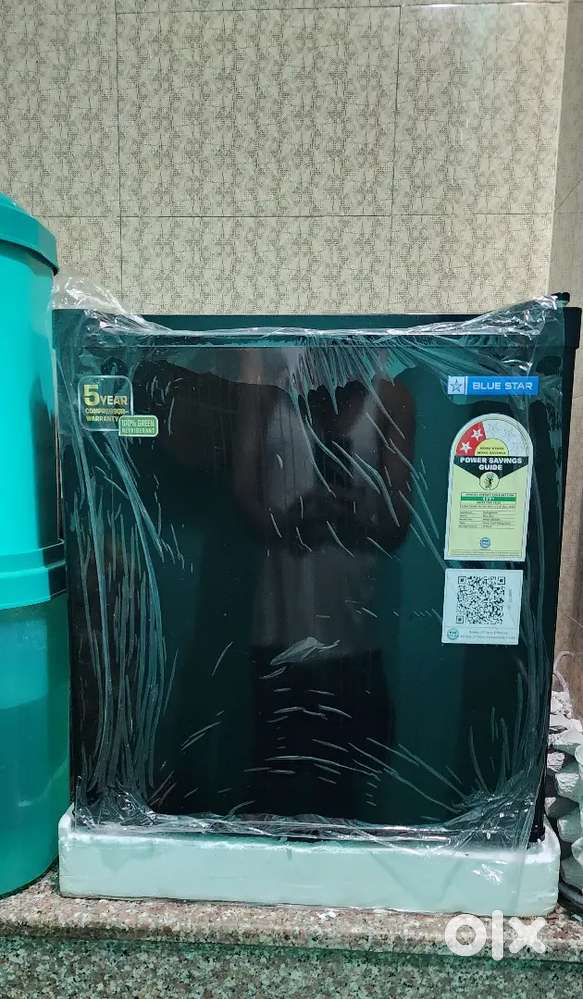 Mini Fridge/ Refrigerator