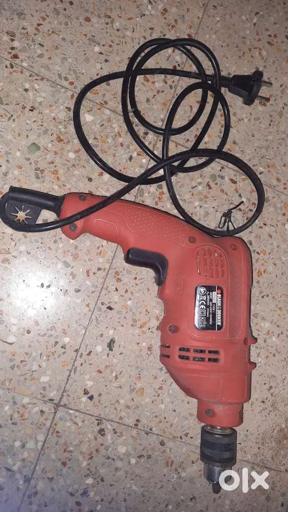 BLACK AND DECKER DRILLING MACHINE