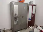 Mujhe Kaanch ka Dinning table ek Godrej ki Almari aur ek Deewan Bechna