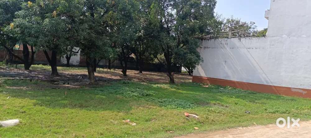 200 gaj plot for sale front road facing.