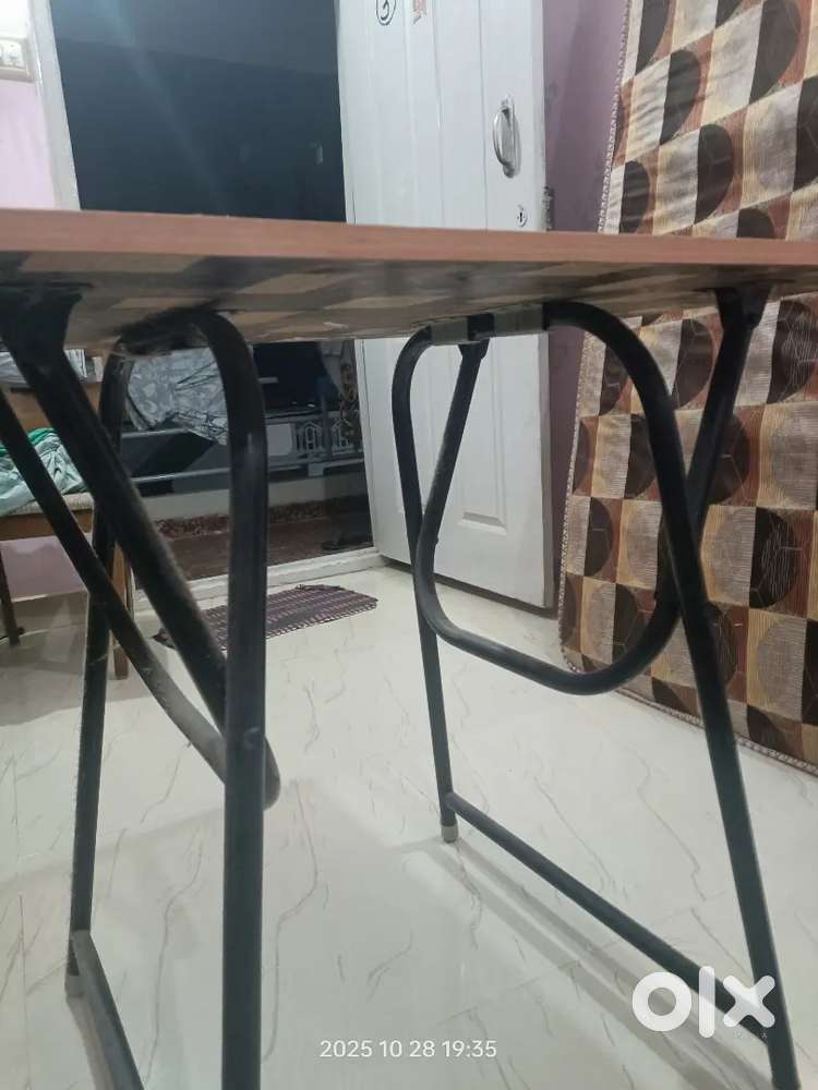 Folding table