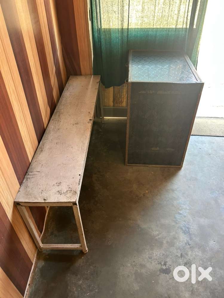 Shop k liye h counter iron bench