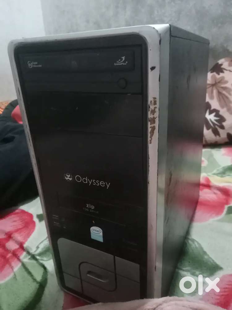 Desktop computer set-samsung monitor,4GB RAM, Good condition