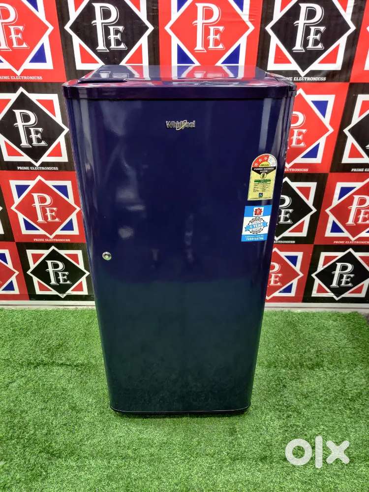 -_ Whirlpool dark blue fridge in fantastic condition litely used -_)