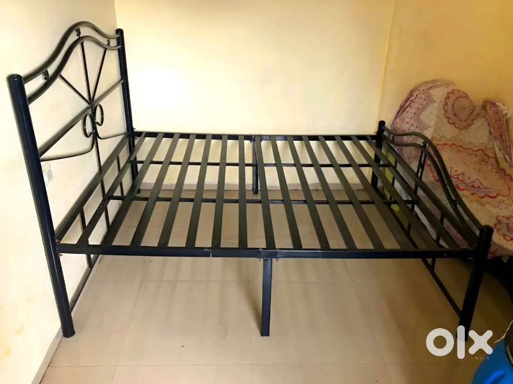 Premium Quality and Durable 5*6 feet Iron Bed