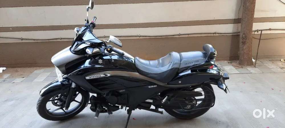 Suzuki Intruder 150 with Black colour