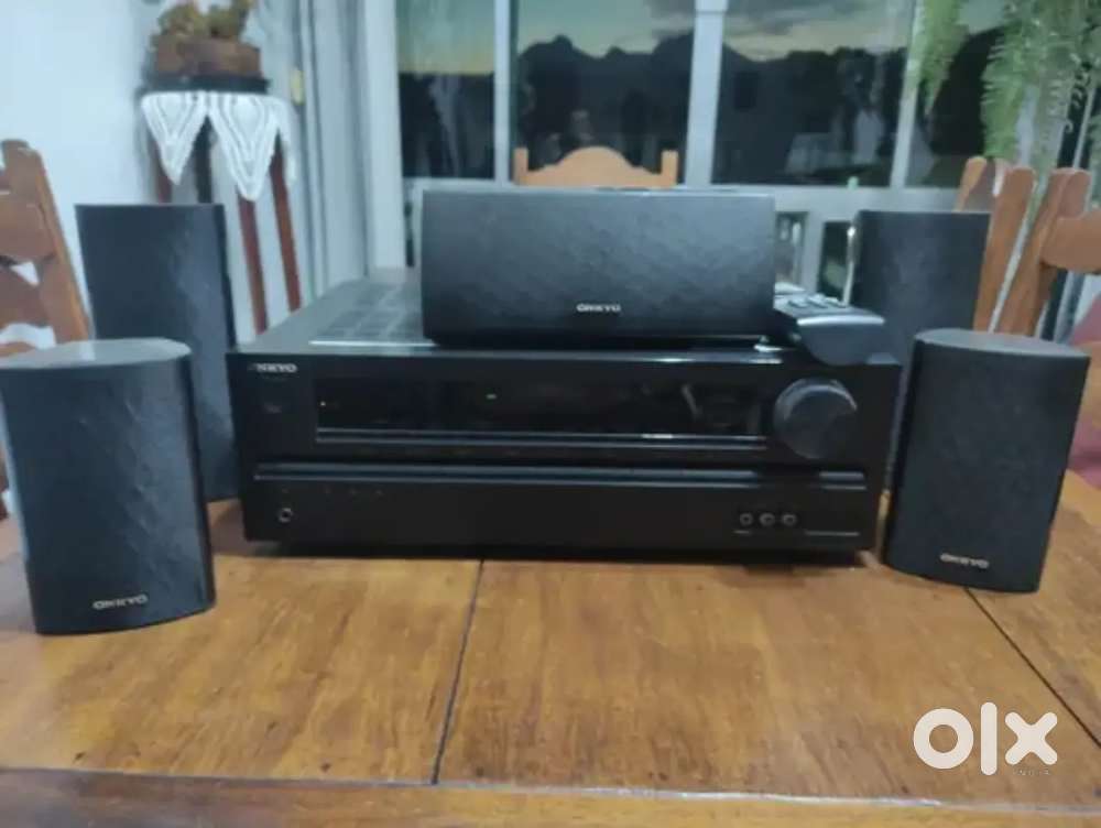 Onkyo HTR 390 Audio receiver and full speaker set original with sub