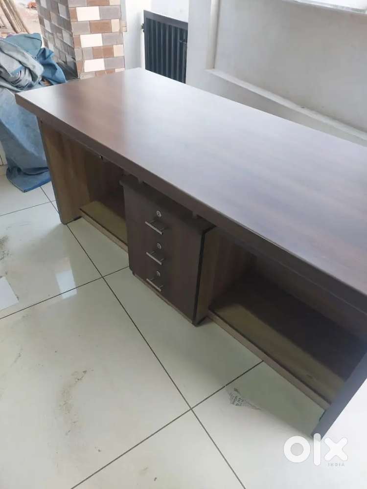 Computer table
