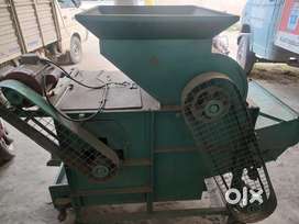 Groundnut decorticator