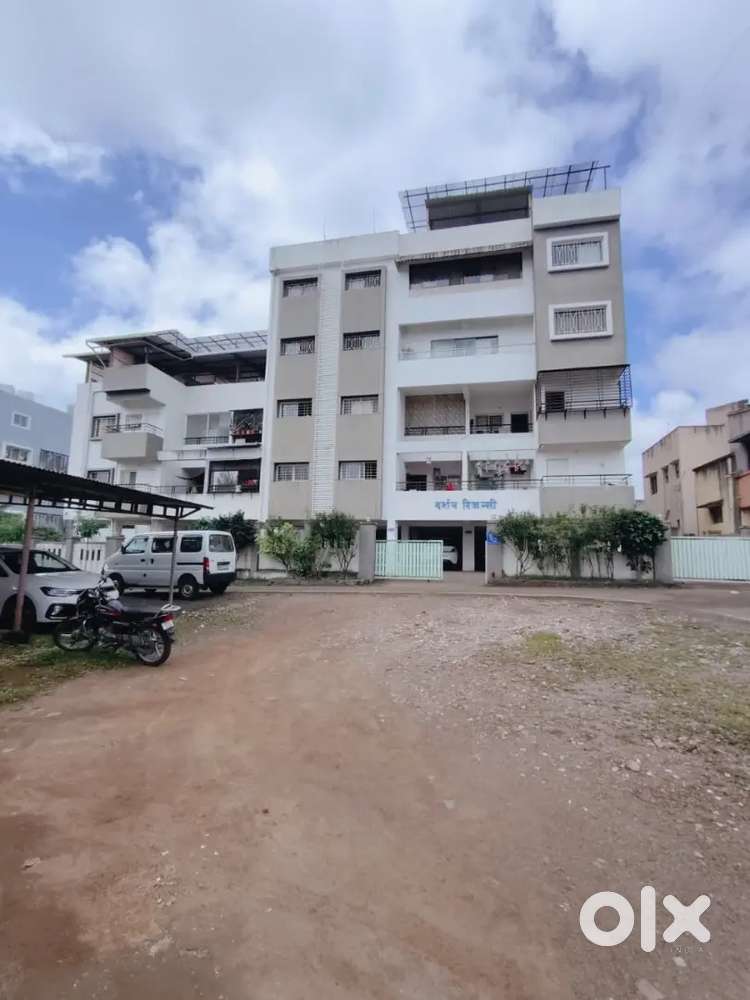 Near Hindavi public school,24hrs water supply, common parking,CCTV