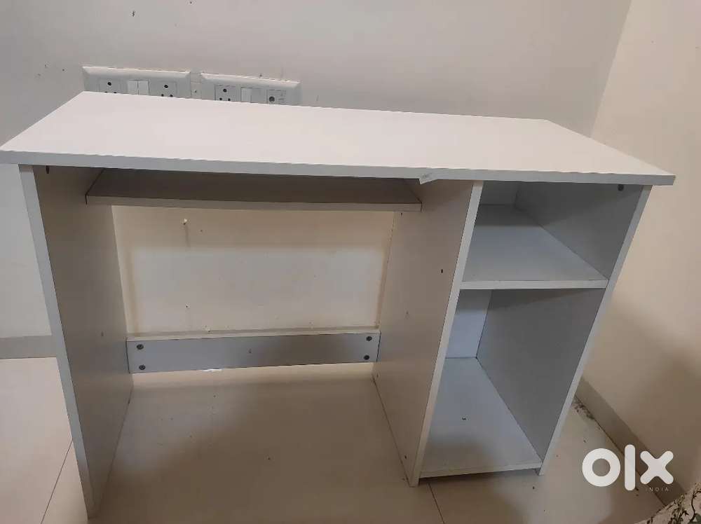 Premium computer table for sale
