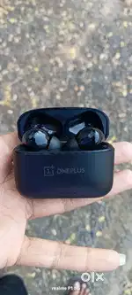 One plus earbuds good condition arjant bechna hai