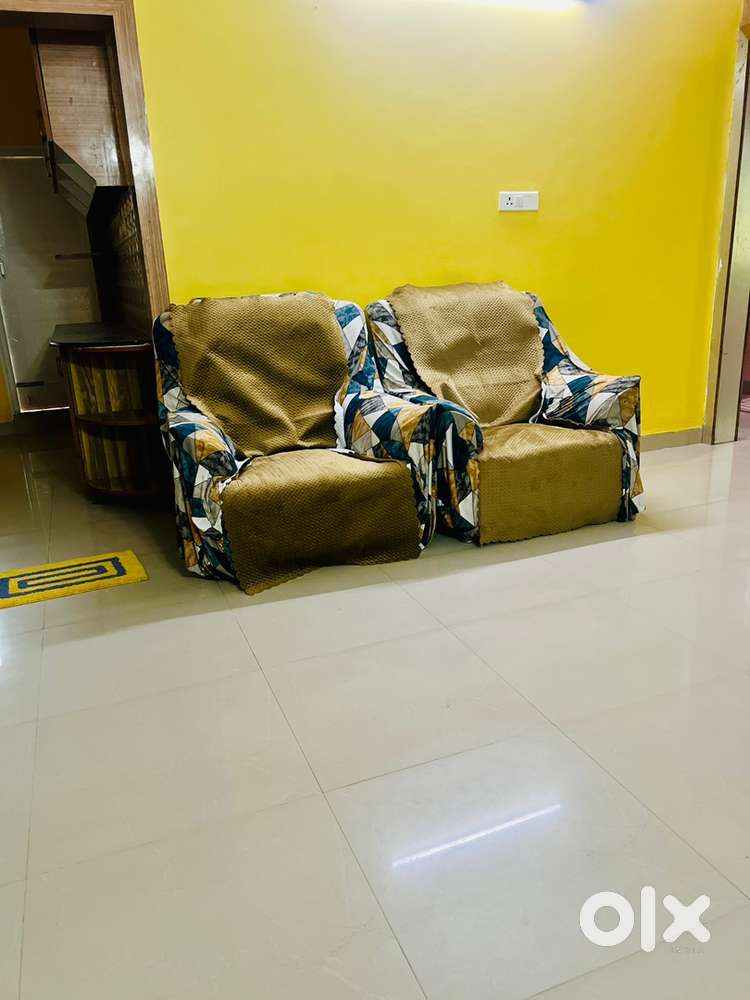 3+2 Sofa set in great condition stylish n comfortable