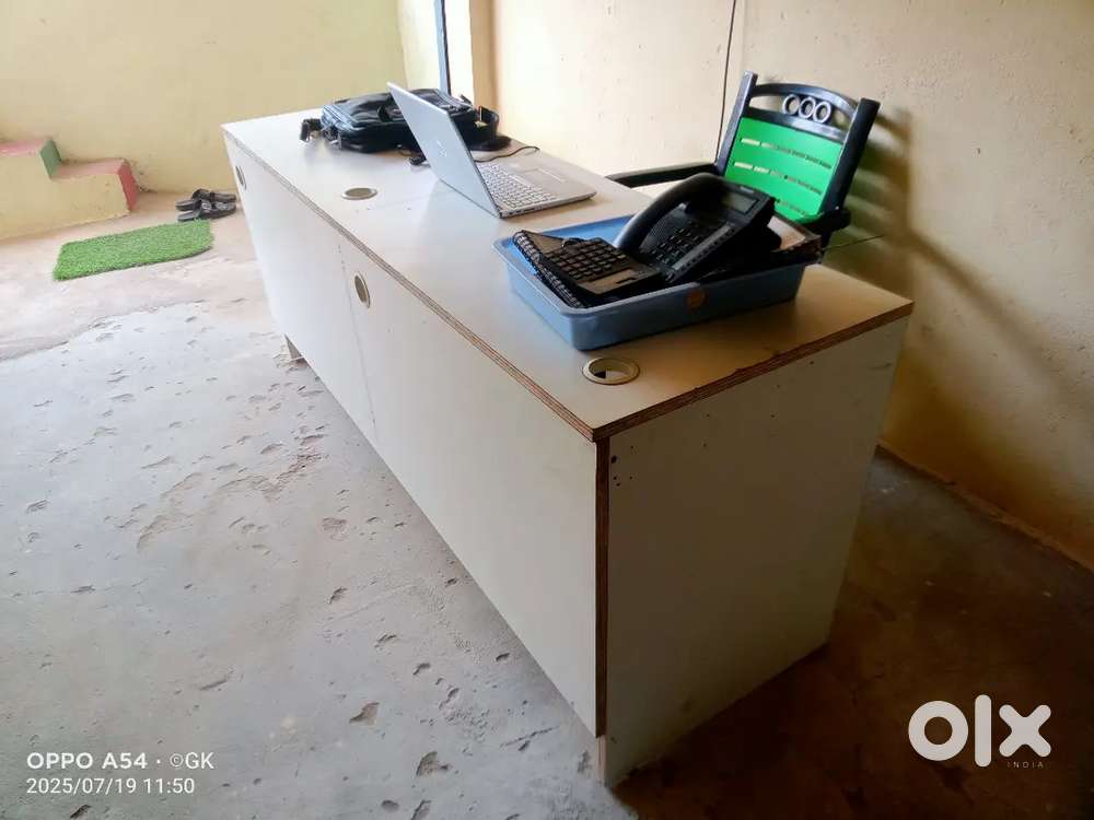 Good condition office computer tables for sale in kodada