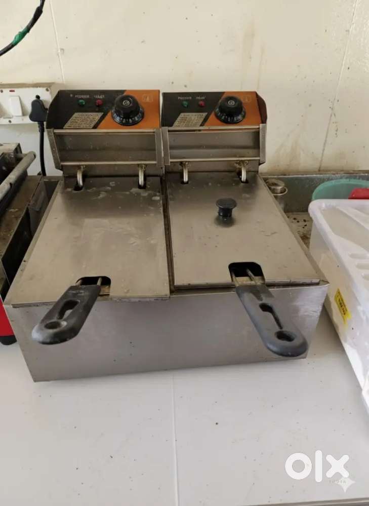 Double electric deep fryer
Capacity: 4L + 4L (8L total)