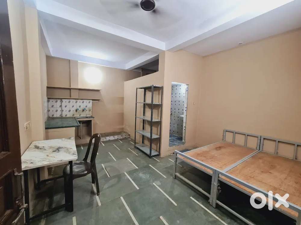 ROOM AVAILABLE FOR STUDENTS NEAR TOWER SQUARE WITHOUT BROKERAGE