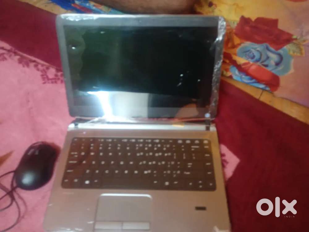 hp laptop new condition Sath me charge and mouse free