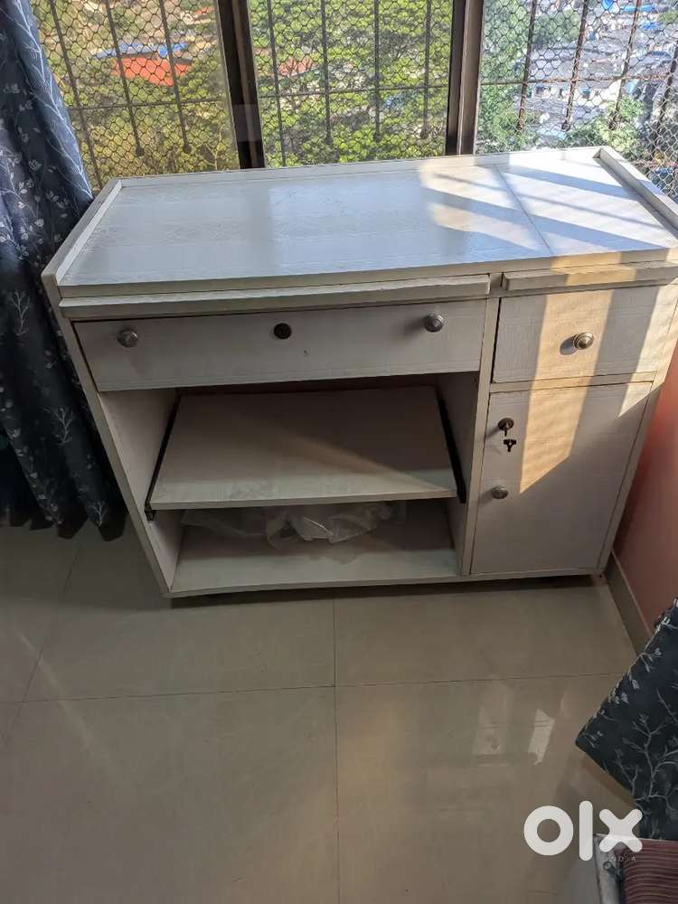 Computer table