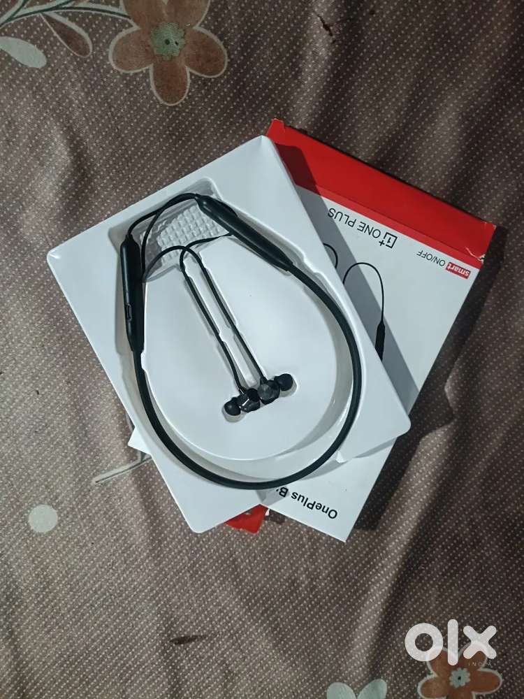 ONE PLUS NECKBAND