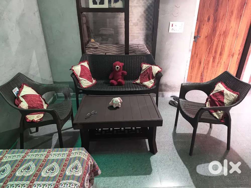 SUPERME SOFFA SET ONLY TEN DAYS OLD