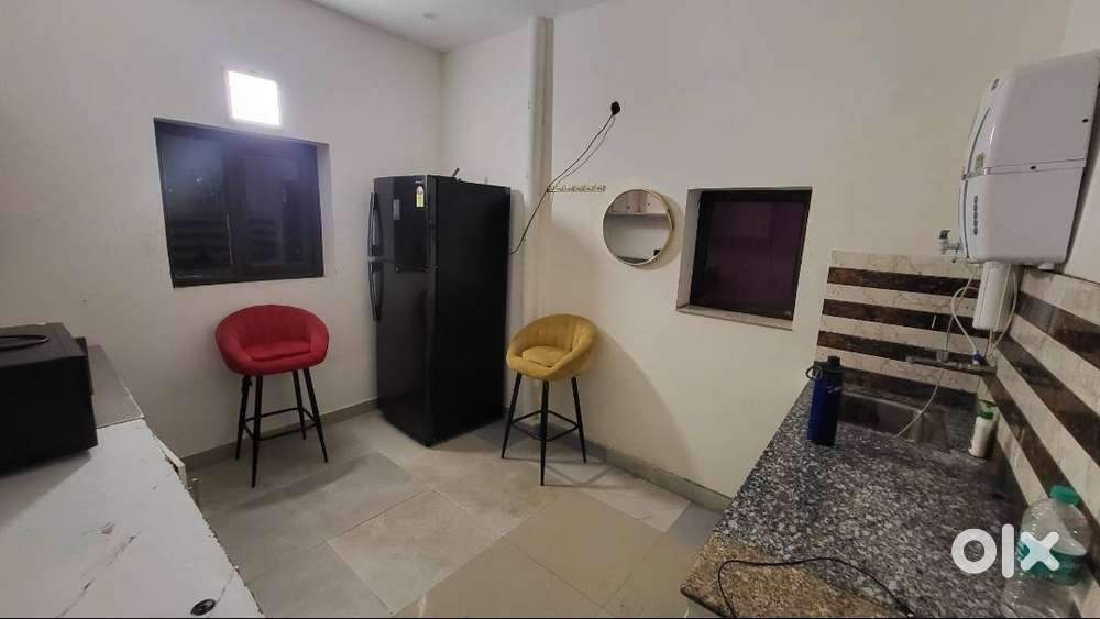 fridge , micro , table ,