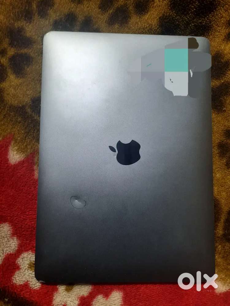 macbook 2020 i7 (touch bar , 4 thunder bolt port )