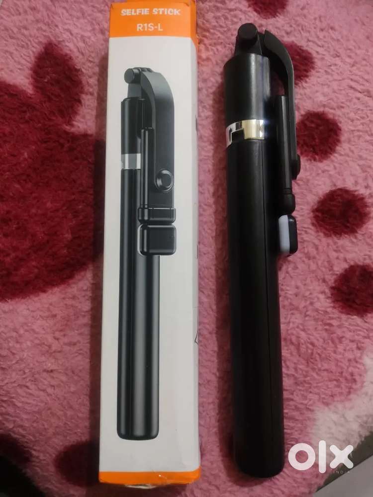 Selfie Stick* 3-in-1 Design– Works as a selfie stick, tripod stand,