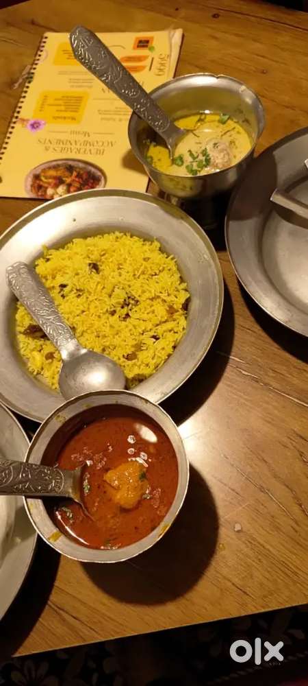 Restaurant floor manager