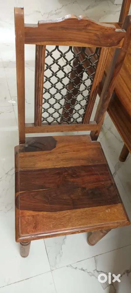 Dining table with 6bchairs and queen size bed with cushion