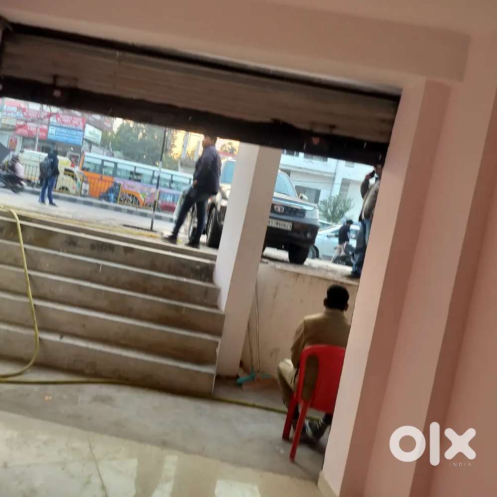 Shop for rent on main Rae Bareli Road, Utrathiya Shahid Path Churaha