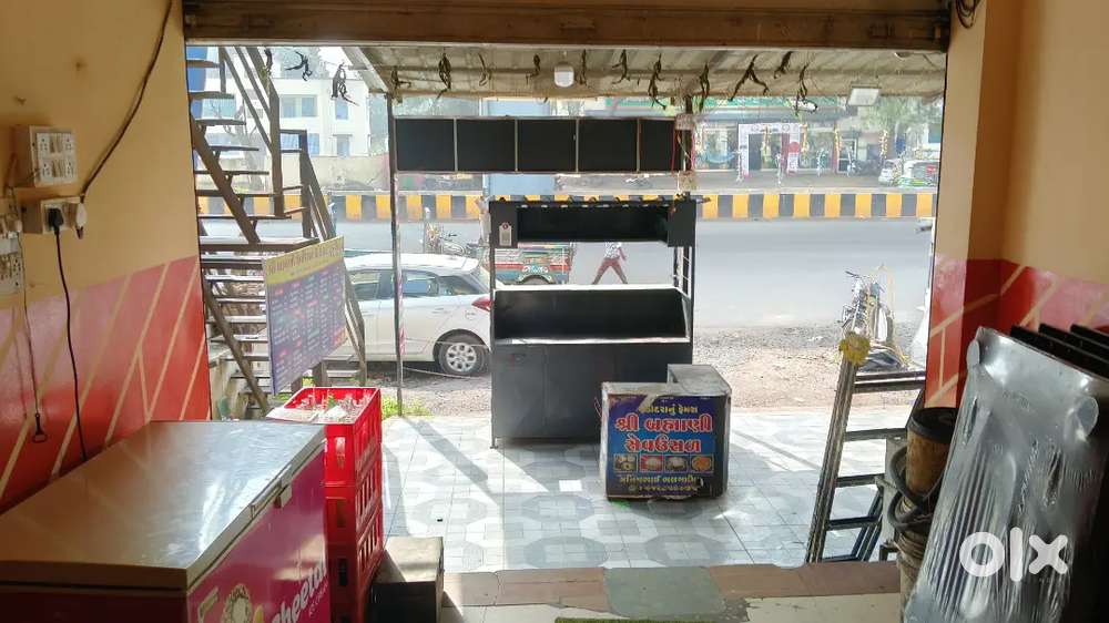 Tatkalik restaurant no badho saman aapi devano chhe