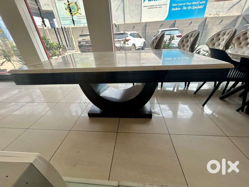 6 str. Dining table with onyx top