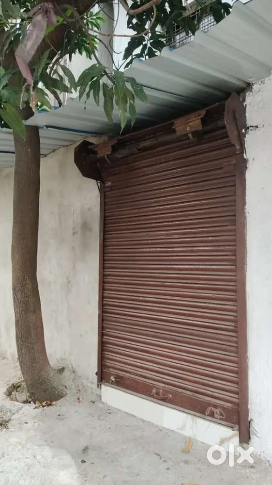 Single room immediately available for shops