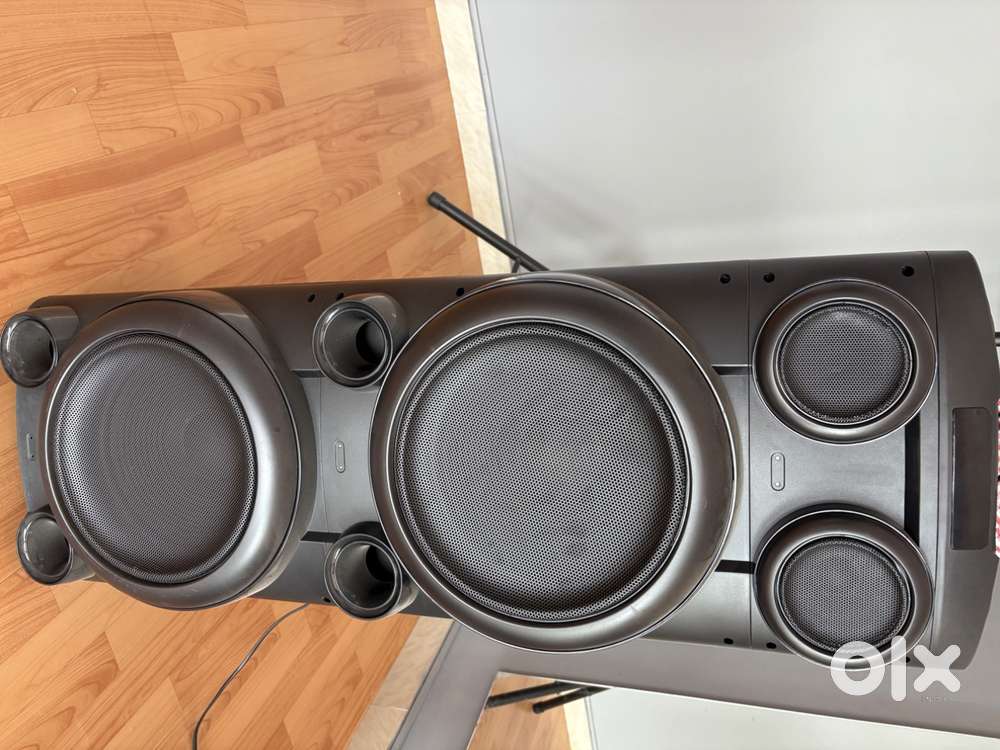 Croma Xplode 2.0 party speaker