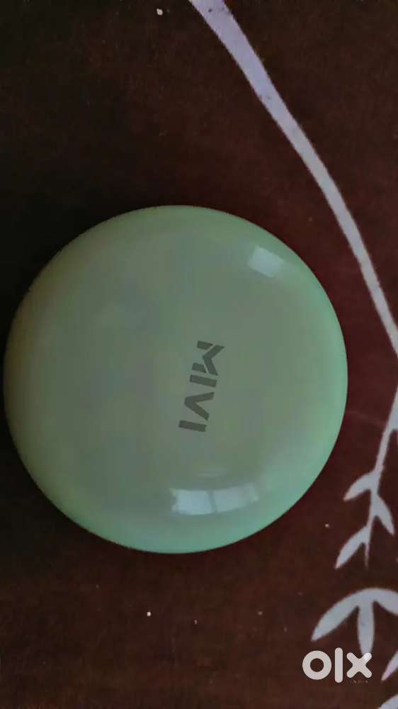 My wife loves these baby green colour earbuds in very nice condition.