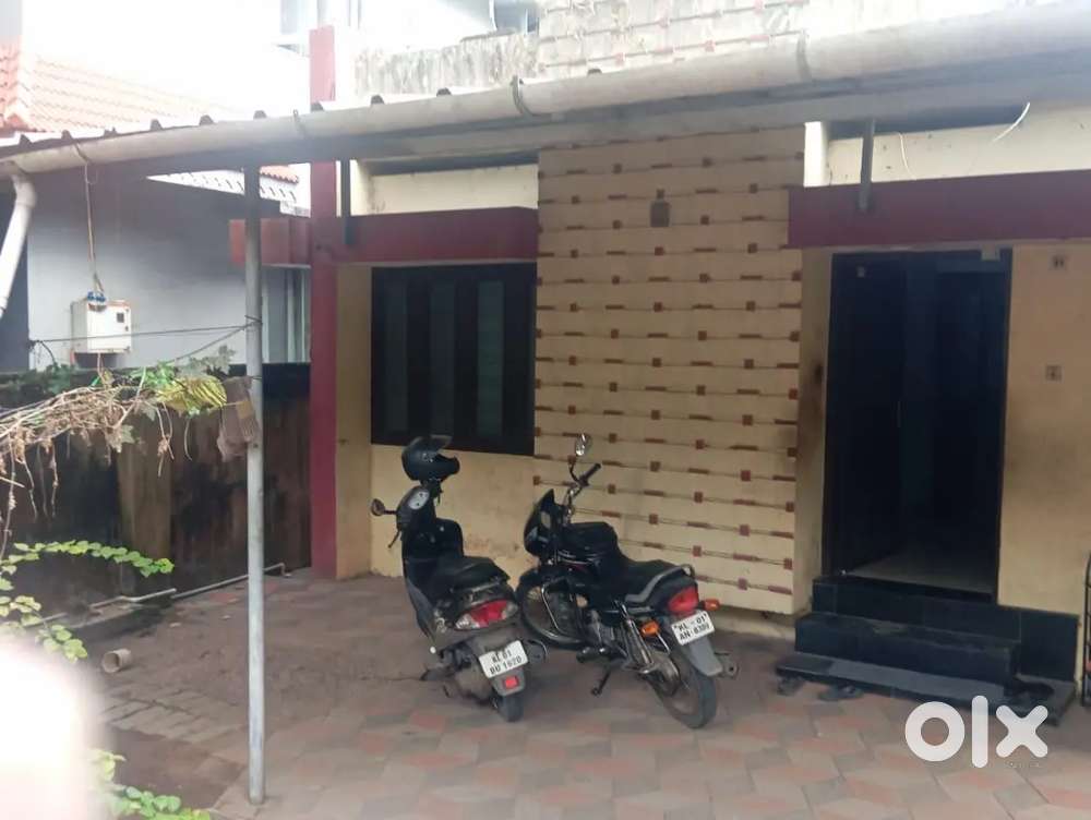 Plot with 3 bedroom residential house for sale in Karumom.